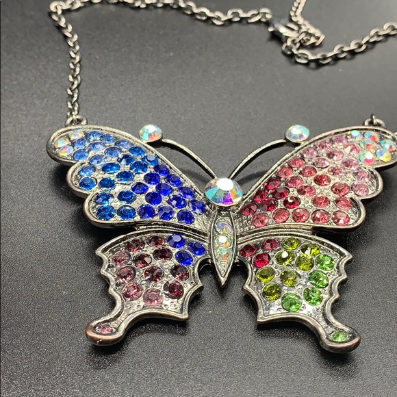 Rhinestone encrusted butterfly necklace - Picture 6 of 8